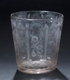 玻璃高脚杯，雕有花轮和镜面。
18世纪晚期
高度：10.7厘米（划痕，碎裂）。