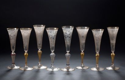 null 一套八只大号吹制玻璃和多色水晶玻璃杯，刻有叶子和星星。威尼斯，19世纪
高28至30.5厘米。