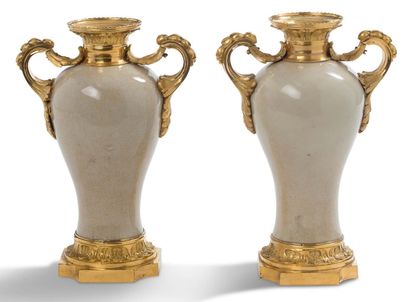 null 一对米色裂纹瓷器的小型美萍花瓶。欧洲青铜雕花和镀金的支架，带刺槐叶和多叶楣 花瓶：中国 18世纪 镶嵌：18世纪
高21; 长14厘米