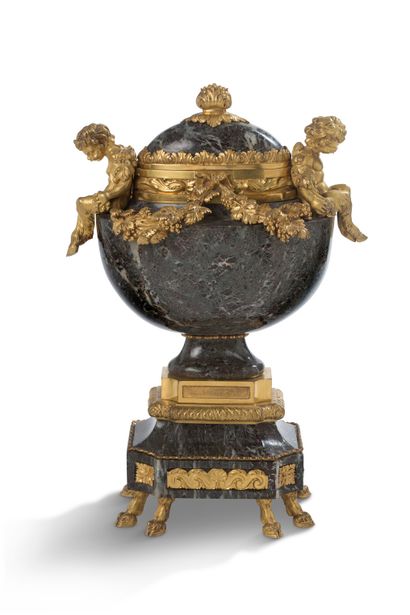 null PAIRE DE CASSOLETTES AUX SATYREAUX en marbre Campan et bronze ciselé doré. Vases...