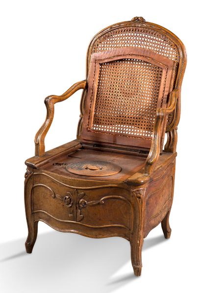 null COMMODITY CHAIR in natural wood with mouldings and carvings of flowers. Curved...