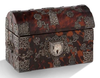 木质箱子，龟壳覆盖的弧形盖子，装饰有银色的花和叶子，一个撞锁，侧面有把手。墨西哥，18世纪
高13,5;...