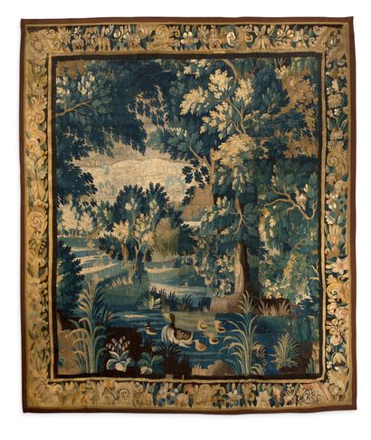 MANUFACTURE ROYALE D'AUBUSSON XVIIIE SIÈCLE, VERS 1700 
绿色的鸭子。羊毛和丝绸编织而成。这种优良的绿化植物保持了它美丽的色彩和原有的边框。它呈现出一些磨损的地方，特别是丝绸和旧的修复。这幅挂毯的高度和宽度都被缩小了。
高2.32...
