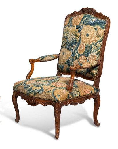 null Pair of armchairs
with a Queen's backrest in natural wood carved with acanthus...