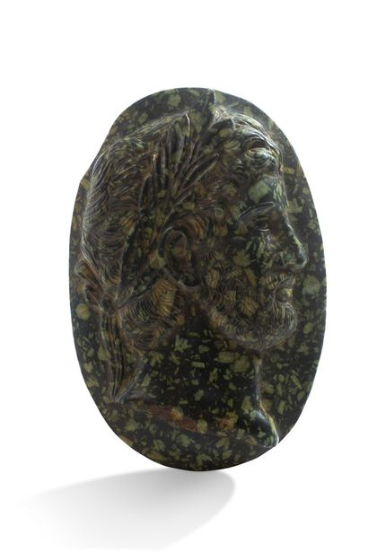 null MÉDAILLON de forme ovale en marbre vert sculpté d'un profil d'empereur romain...