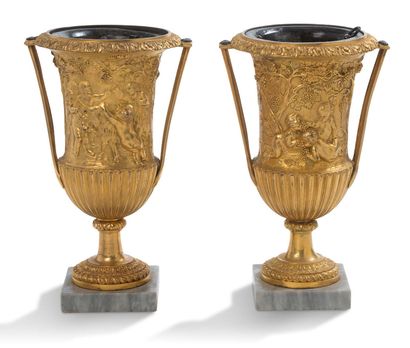 null PAIRE DE VASES DE FORME MÉDICIS en bronze ciselé et redoré ornés en relief d'une...