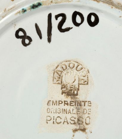 PABLO PICASSO (1881 - 1973) 
一个山羊的头

圆边方盘，全烧制陶器，奶油色背景上有棕色、赭色和绿色的轻浮装饰。中空的邮票

"Picasso和Madoura...