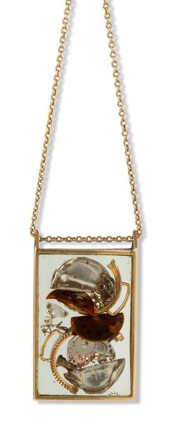 FERNANDEZ ARMAN (1928 - 2005) 
手表的愤怒, 1987 - 1988

18K（750）黄金吊坠，由一个

有机玻璃下的女式腕表碎片的立方体，有一条黄金颈链

5.8...