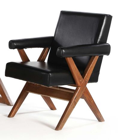 PIERRE JEANNERET (1896-1967) 
一对扶手椅

实心柚木结构，X形腿形成扶手，座椅和背部采用黑色皮革装饰。

约1960年

尺寸85...