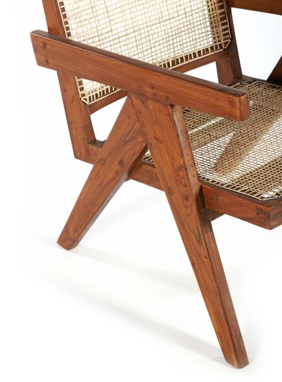 PIERRE JEANNERET (1896-1967) 
一对 "简易扶手椅

柚木材质，座椅和靠背采用藤条。

腰带上绘有原版字样。

约1960年。

尺寸...