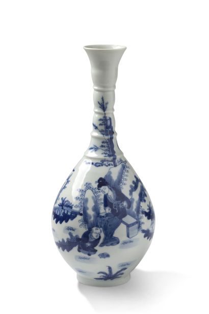 Chine, Chine, 

Vase bouteille à long col étroit à quatre sections au col à l'imitation...