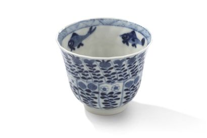Chine, dans le goût Kangxi Chine, dans le goût Kangxi

Coupelle en porcelaine bleu-blanc...