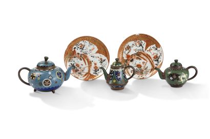 Japon, vers 1900 Japan, circa 1900

Set of five objects comprising three small copper...