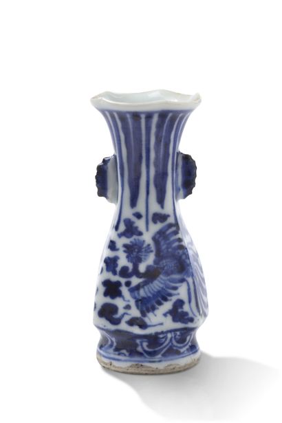 Chine, de style Ming China, Ming style

A miniature porcelain vase with blue underglaze...