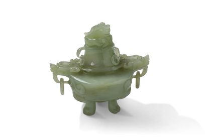 Chine, XXe siècle China, 20th century

Small hard stone incense burner.



H. 14...