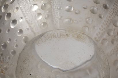 LALIQUE LALIQUE

Vase sphérique modèle "Oursin" 

En verre pressé-moulé 

Signature...