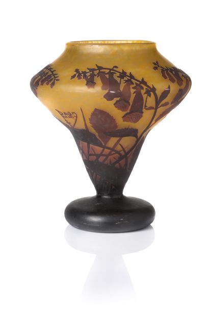 DAUM DAUM

Vase cornet en verre multicouches, à décor gravé à l'acide de digitales...