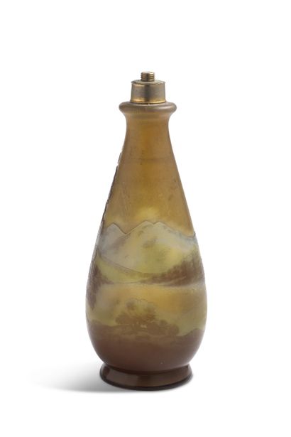 GALLE GALLE

Petit vase balustre monté en lampe, en verre multicouches à décor de...