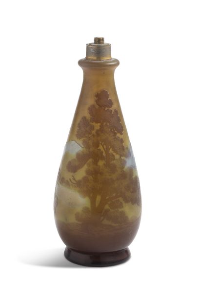 GALLE GALLE

Petit vase balustre monté en lampe, en verre multicouches à décor de...