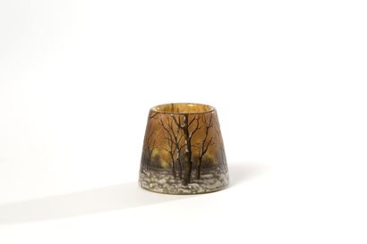 DAUM DAUM

Vase miniature tronconique

En verre multicouches, à décor gravé et émaillé...