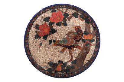 null CHINE, XIXème siècle 

Grand plat à décor floral et d'oiseaux sur une branche

Le...