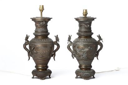 null JAPON, XXème siècle

Paire de vases en bronze montés en lampe. De forme balustre,...