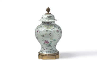 null CHINE, XXème siècle

Potiche couverte en porcelaine de forme balustre ornée...