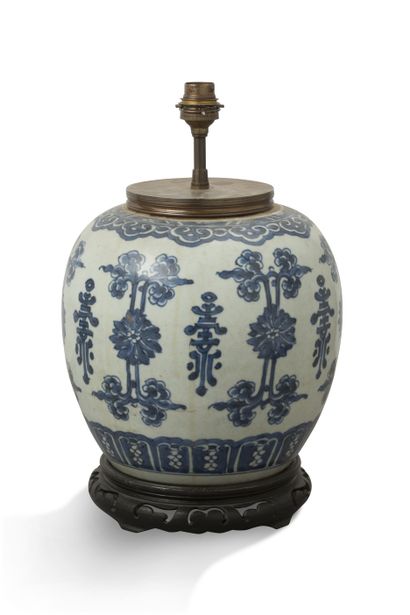 null CHINE, Probablement XVIIIème siècle

Vase monté en lampe en porcelaine en camaïeu...