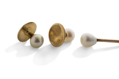 null Lot "perles"

-boutons de plastron, perles fines, or 18K (750)

-épingle perle...