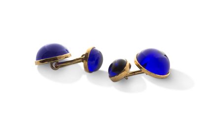 null Paire de boutons de manchettes 

Verre bleu, or 18K (750)

Pb.: 8gr



Cliquez...