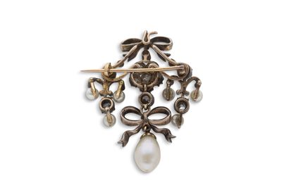 null Broche-pendentif "perles"

Perles, diamants de taille ancienne et taillés en...