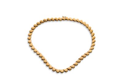 null Collier 

Or texturé 18K (750)

Boite Arthus-Bertrand

L. 44cm env. - Pb.: 35.4gr

Cliquez...