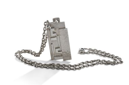 null Jean Desprès

Pendentif rectangulaire, décor géométrique

Argent martelé (<800)

Chaine...