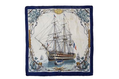 Hermès Hermès 
Modèle "L'Océan" 1790 - 1845 
Carré en soie bleu et blanc cassé à...