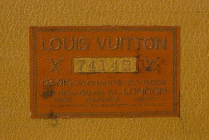 Louis Vuitton Louis Vuitton

Valise 

Cuir marron, serrures en laiton doré, renforts...