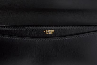 Hermès Hermès

Sac vintage "noeud marin"

Cuir noir lisse, métal doré. 

Intérieur...
