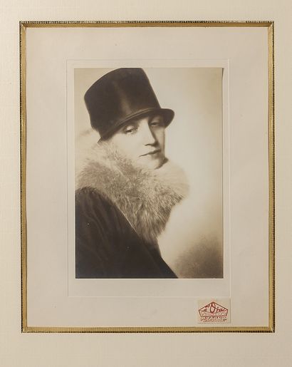 D'ORA ( Dora KALMUS) D'ORA ( Dora KALMUS) 

 Portrait de Madame Agnès, circa 1930

Photographie...