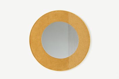 Reymond - Grand miroir rond en laine et bois, 70 cm de diamètre Comme c’est souvent...