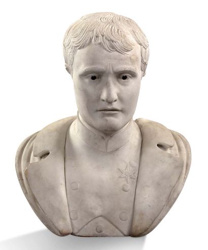 ITALIE, DÉBUT DU XIXE SIECLE Buste de Napoléon sur piédouche Épreuve en marbre blanc...