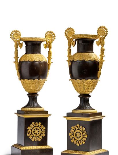 null PAIRE DE GRANDS VASES
À L'ÉTRUSQUE en bronze ciselé doré et patiné. La panse...