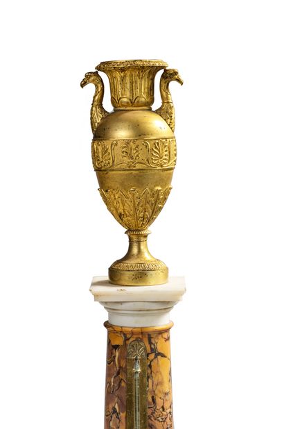 null BAROMÈTRE À MERCURE en forme de colonne surmonté d'un vase en bronze ciselé...