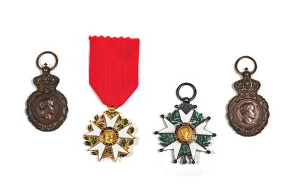 null MÉDAILLE DE SAINT HÉLÈNE 1857
Ensemble de deux médailles en bronze «À ses compagnons...