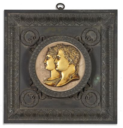 null 
NON VENU // MÉDAILLON en bronze au double portrait de profil du couple impérial,...