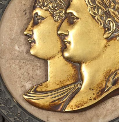 null 
NON VENU // MÉDAILLON en bronze au double portrait de profil du couple impérial,...