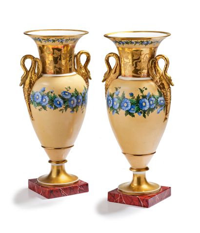 PARIS, MANUFACTURE DE DAGOTY & HONORÉ Paire de vases de forme ovoïde en porcelaine...