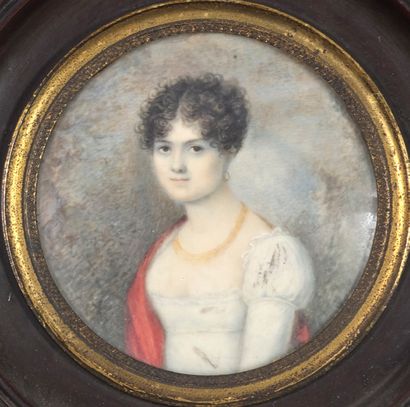 École Française du XIXe siècle Portrait miniature rond sur ivoire d'une femme qualité...