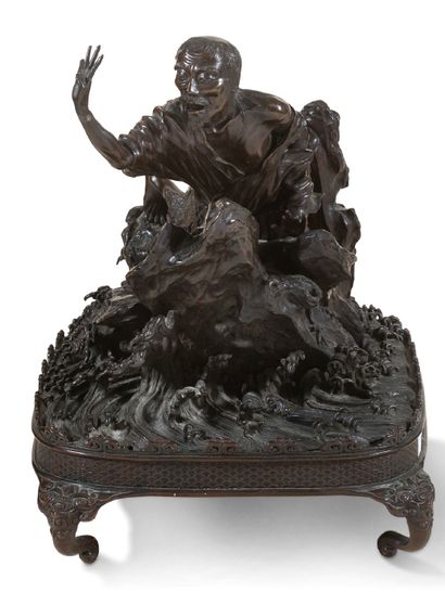 JAPON XXE SIECLE Sujet en bronze représentant un vieil homme aux longs cheveux, avalé...