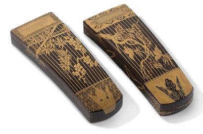 JAPON PÉRIODE EDO, Set of two lacquer boxes in the shape of a koto, a plucked musical...