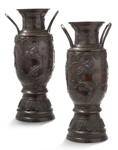 Japon Période Meiji (1868-1912) 
Paire de grands vases de forme balustre en bronze...
