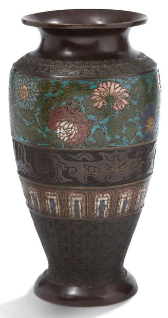 JAPON Vase en bronze et émaux cloisonnés à décor de firses de chrysanthèmes, têtes...